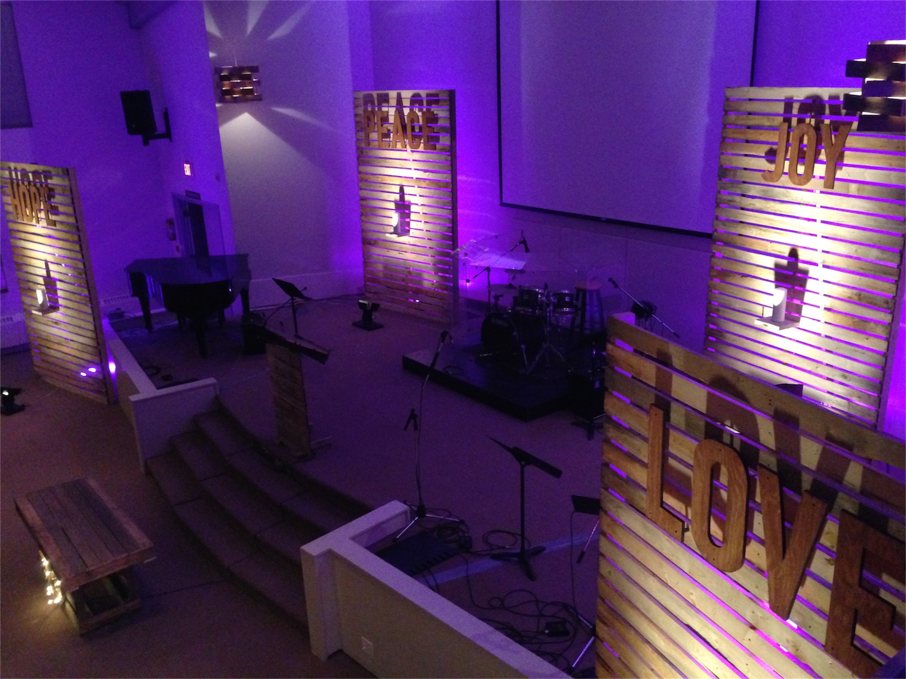 Clever Christmas Wreath Lamps Church Stage Design Ideas